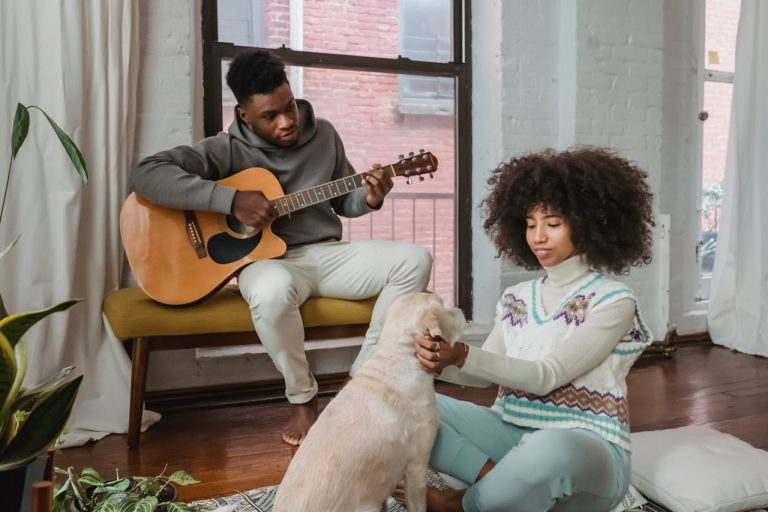Les races de chiens qui apprécient écouter de la musique avec son maître