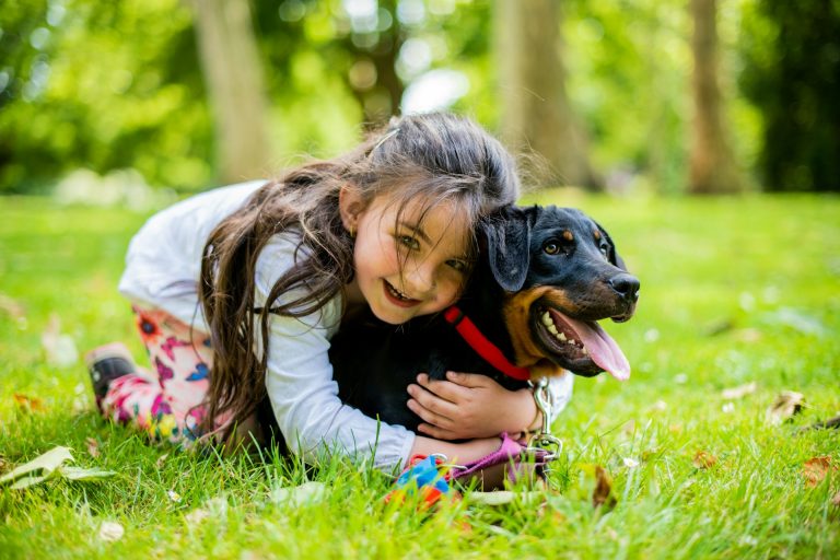Les bienfaits de la thérapie assistée par un chien pour les enfants